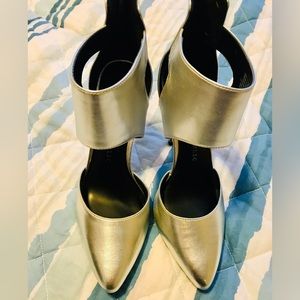 Rock & Republic Gorgeous Silver Heels zip up back 7.5